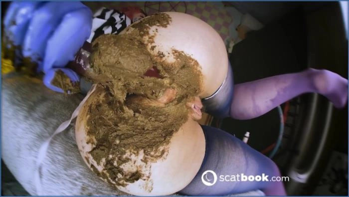 Betty Parlour bringt Femdom-Hitze in Mo-Mo-Monster pOo FullHD 1080p