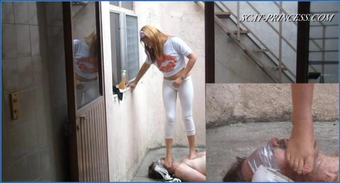 Chrystal invita a su esclavo del baño Parte 1 Pies HD 720p Femdom