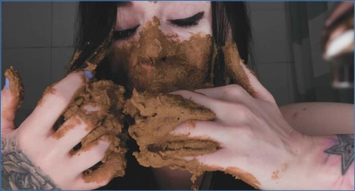 SchmutzigeBetty – Verrücktes Baby spielt mit eigenem Kot, heiße Fuß-Action aus Russland, FullHD 1080p – ScatVip poster