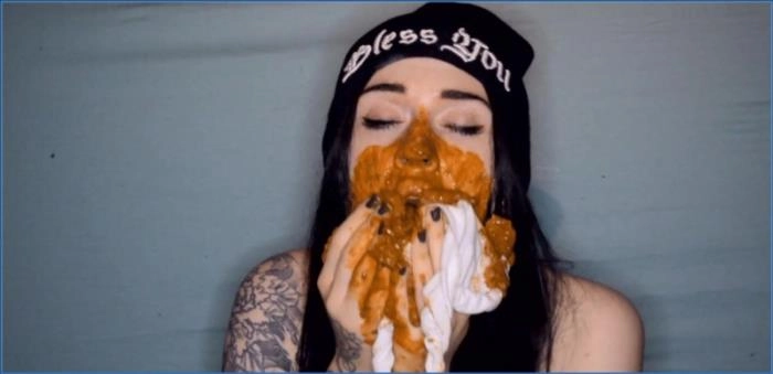 Dirty Betty kackt in Höschen und isst es – ScatVip poster