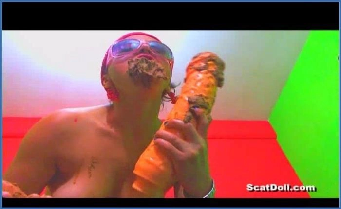 Grote dildo met poep| Shit Eten en Scat met Doll van ScatDoll - related scat video at ScatVip