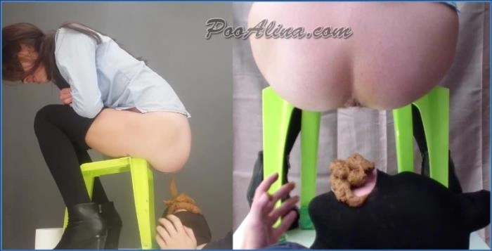 Toilettensklave küsst Alinas Schuhe und nimmt ihren Kot| Würgen, Erbrechen - related scat video at ScatVip