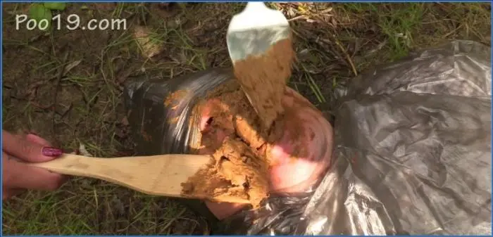 Kostenlose Toilette für Mädchen im Wald| Erbrechen HD mit Milana Smelly - scat porn video at ScatVip.com