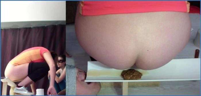Milana Smelly: Doppeldurchfall und Spucken HD – ScatVip poster