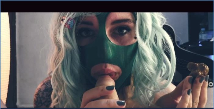 Betty frisst und saugt Scheiße in grüner Maske – ScatVip poster