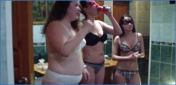 Toilettensklave dient 4 Damen in Sauna | Facesitting HD mit MilanaSmelly