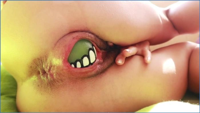 Kauspielzeug | Ass to Mouth, Toys FullHD Sabrina Dacos in wilden Scat-Szenen – ScatVip poster