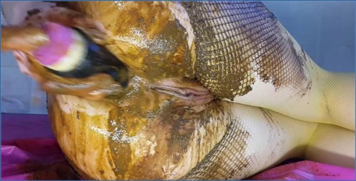 Czarne rajstopy rybackie z zabawką - Anna Coprofield w mocnych scenach scat – ScatVip poster