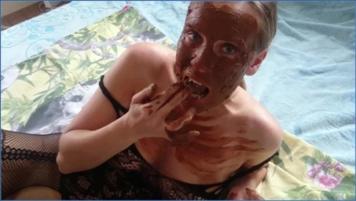 Braune Frau Mund voll Scheiße | Piss, Scat, FullHD auf scatvip.com – ScatVip poster