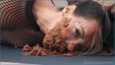 Azzurras ekstatische Piss- und Scheißorgie in FullHD: Lass dich von dieser dreckigen Göttin dominieren! - related scat video at ScatVip