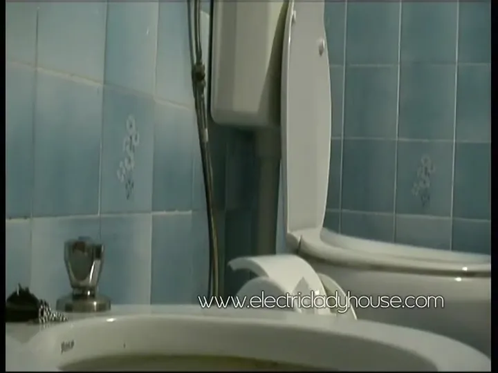 Dutch Solo Poop Clip - Watch Her Defecate and Smear in Wild Unstaged - scat porn video at ScatVip.com