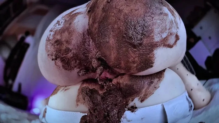 Sweet Betty Squats and Smears in a Quick Kaviar Solo - Mucky Scat - related scat video at ScatVip