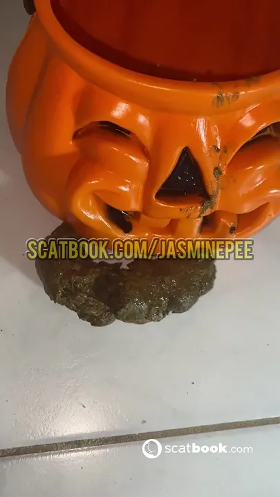 Jasminepee's Halloween Piss and Scat Surprise: A Quick Bite-Sized - scat porn video at ScatVip.com