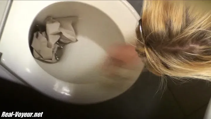 Slow-Build Solo Scat: Kaviar Mess Under Bright Studio Light - scat porn video at ScatVip.com