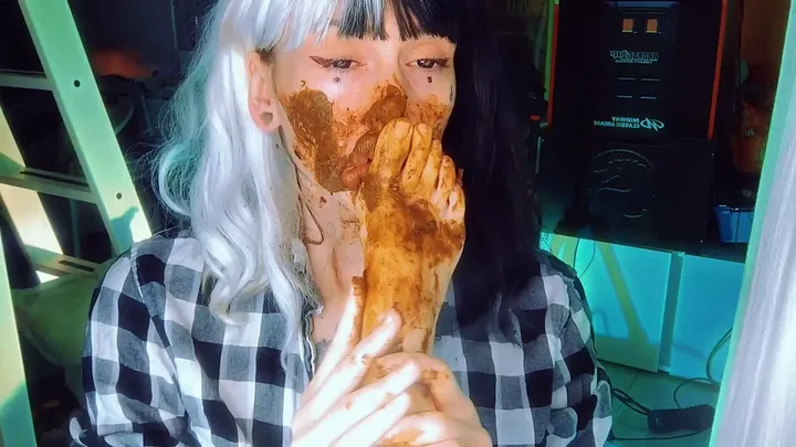 Sweet Betty's Homemade Kaviar: Candid Defecation and Smearing Fun - popular scat video at ScatVip