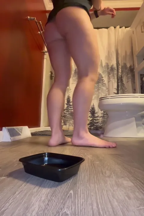 Gassy Rear Meets Wet Farts and Kaviar Mess in Solo Scat Play - scat porn video at ScatVip.com