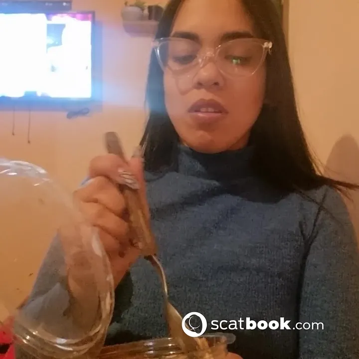 Flornatiii Squats for a Candid Kaviar Mess on Her Homemade Scatbook - scat porn video at ScatVip.com