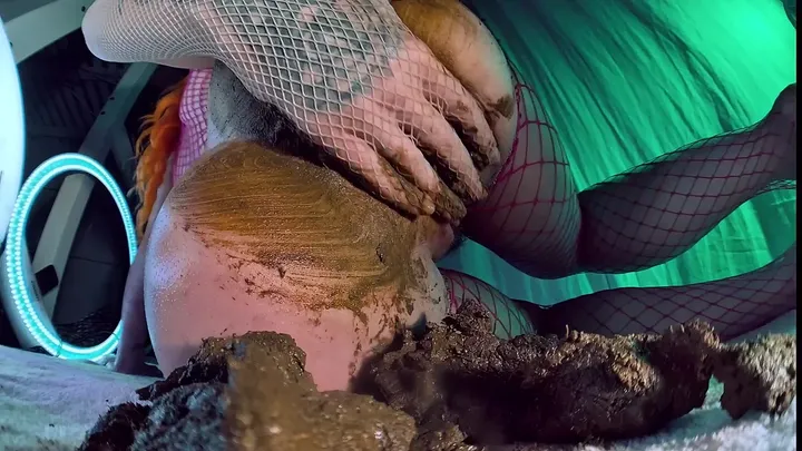 Sweet Betty's Cheerful Solo Scat Round - Warm Soft Load and Playful - scat porn video at ScatVip.com