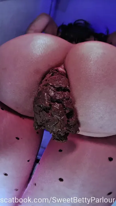 Betty Puts on a Quick and Messy Solo Kaviar Show for Scat Lovers - scat porn video at ScatVip.com
