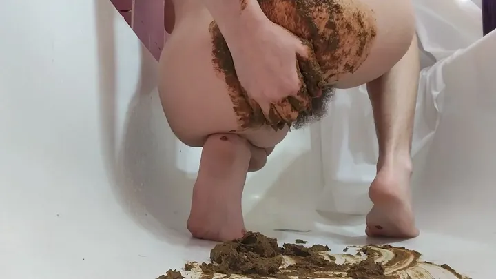 PiPayPipo Ruins a Pristine Bathtub with Sizzling Solo Kaviar - scat porn video at ScatVip.com