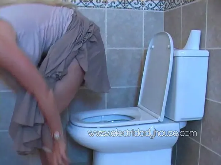 Ana Didovic Squats and Poops Solo in an Electric Lady House Scat Clip - scat porn video at ScatVip.com
