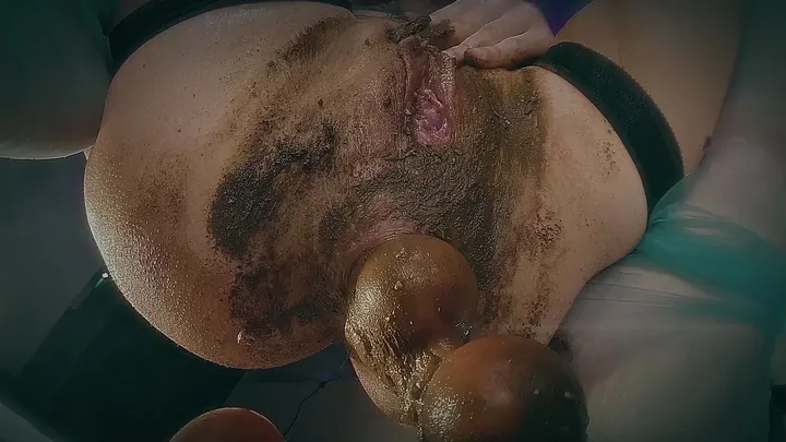 Sweet Betty Shows Off Her Perfectly Formed Poop in Unmissable - scat porn video at ScatVip.com