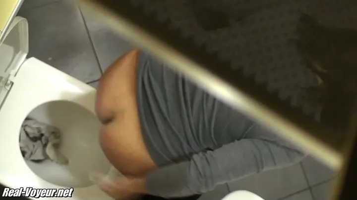 Kneeling Solo Scat Release Captures Every Nuance of Her Brown Load - scat porn video at ScatVip.com